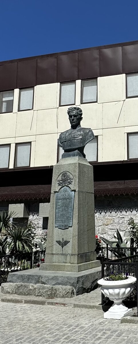 Памятник дважды герою Советского Союза Ахмет-хану-Султану , уроженцу Алупки