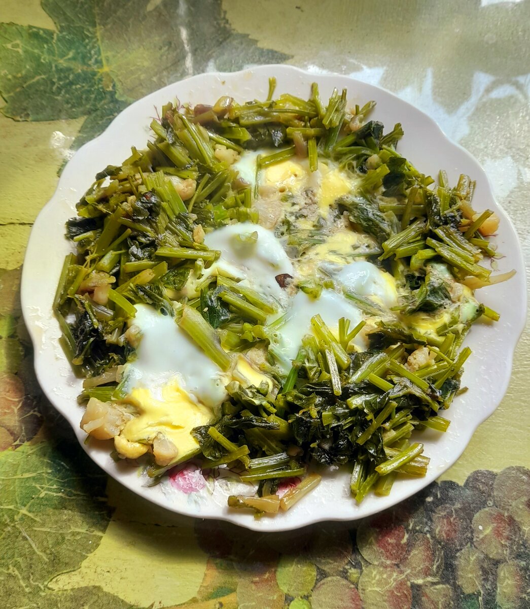 Мы тратим много времени и сил занимаясь огородом. Но вот то что растет само не боясь морозов и засухи,не требующее обработки земли и быстрорастущее - сныть просто выпалываем и выбрасываем. А ведь в ней кладезь витаминов. Много белка. И вообще при правильном приготовлении она вкусная. Молодые листики сныти можно класть в салаты сырыми. Можно варить из нее щи. Я же предпочитаю ее тушить так же как спаржевую фасоль. Особенно хороша с добавлением сливочного,или кокосового масла.