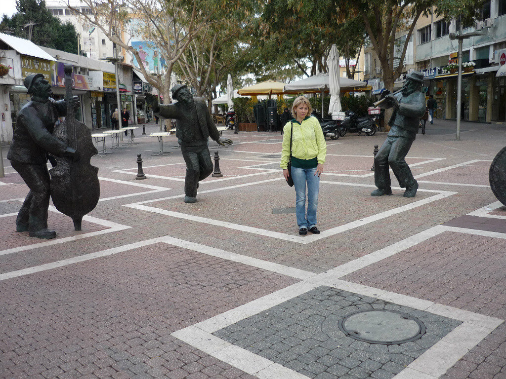 На улочке Нетании.