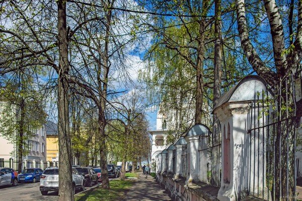 Всё в нашей жизни имеет значение, даже если мы не всегда это замечаем. И  это неплохо - видеть и придавать этому смысл ... С Воскресением Вас! С  Праздником!   

Улица Кедрова, Ярославль ...   

  
