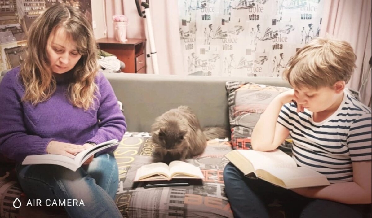 Читаюшая семья😂 и даже кот)))