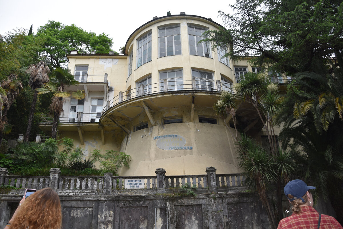 Действующее здание рядом с дачай Силина. Гагры