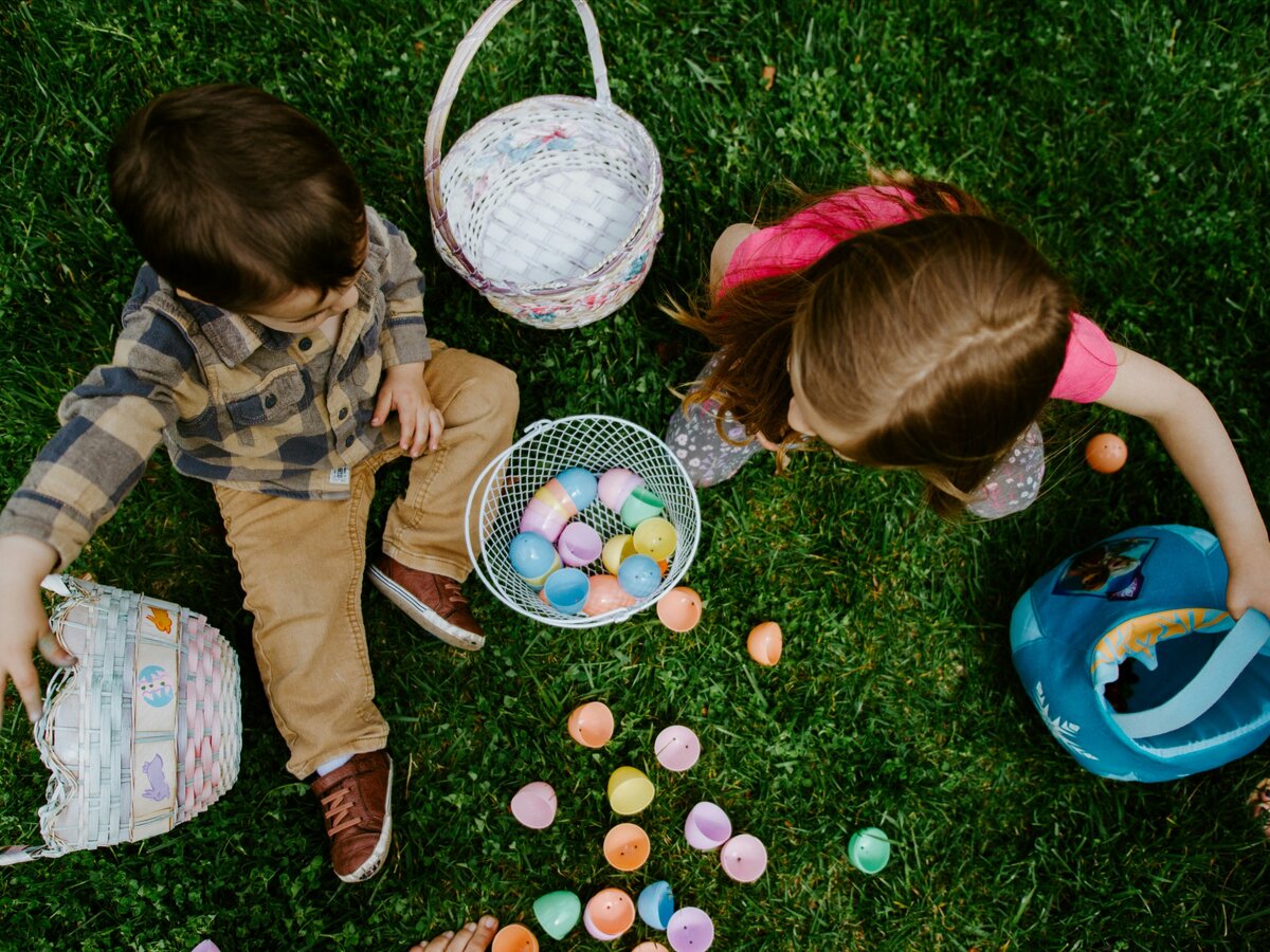   Подготовка к Пасхе начинается задолго до праздника, особенно активно – в Великий Четверг, когда принято печь куличи и красить яйца.