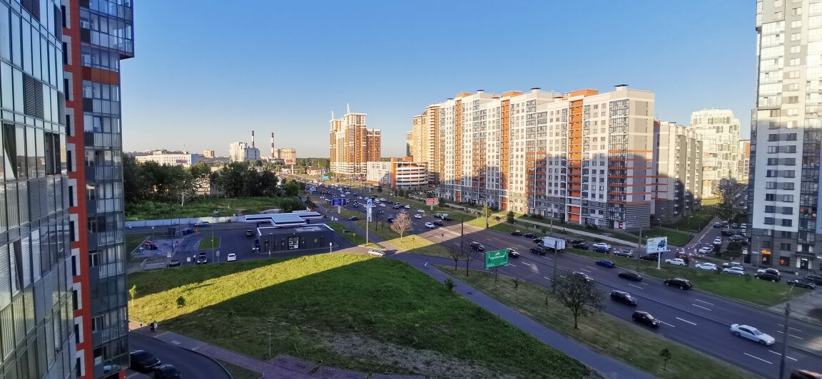 Вполне типичные новостройки Питера, на 1-х этажах нежилые помещения, а выше жилые - квартиры