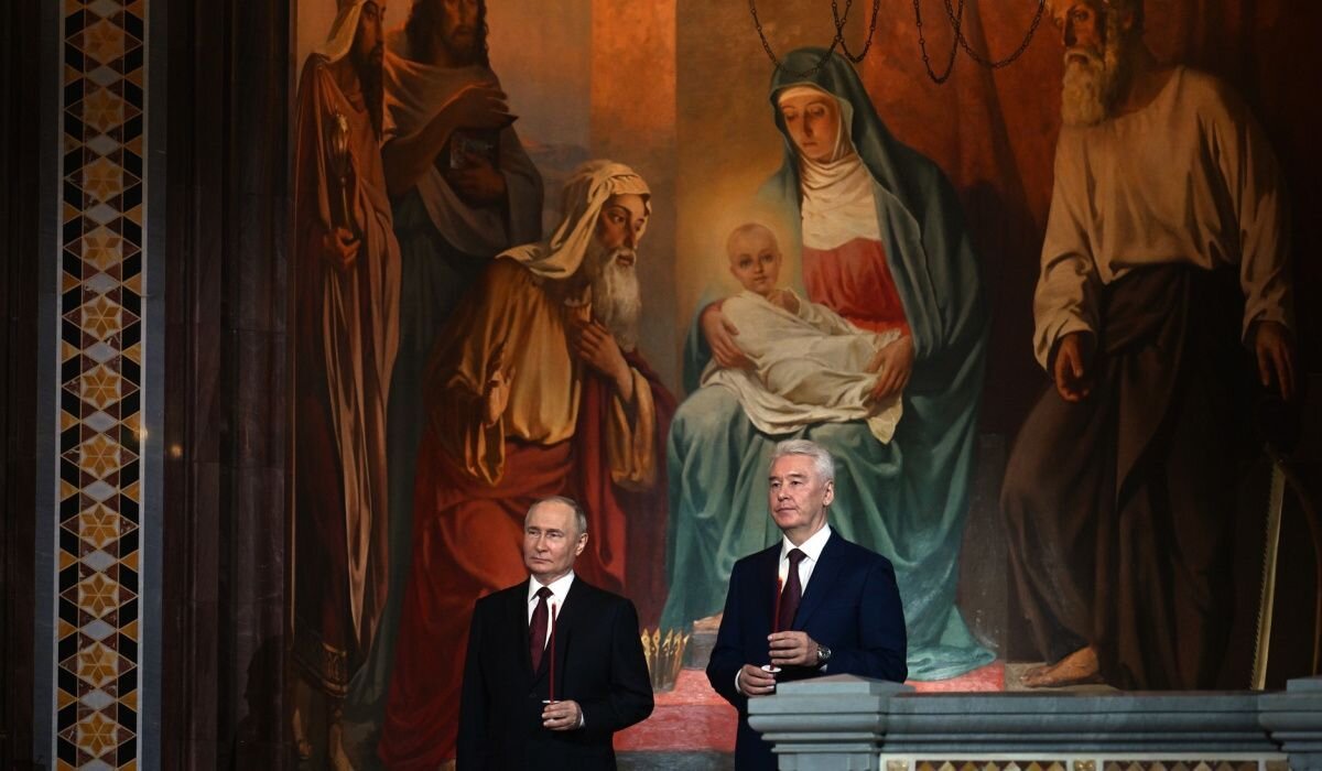     На пасхальном богослужении в храме Христа Спасителя. Источник: kremlin.ru Автор фото: Павел Бедняков, РИА «Новости»