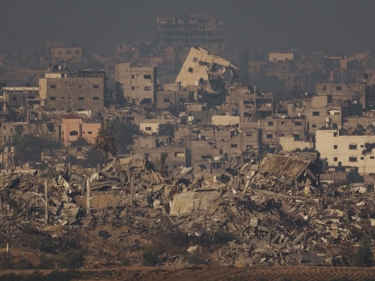    Разрушенные здания в результате израильского авиаудара на севере сектора Газа© AP Photo / Leo Correa