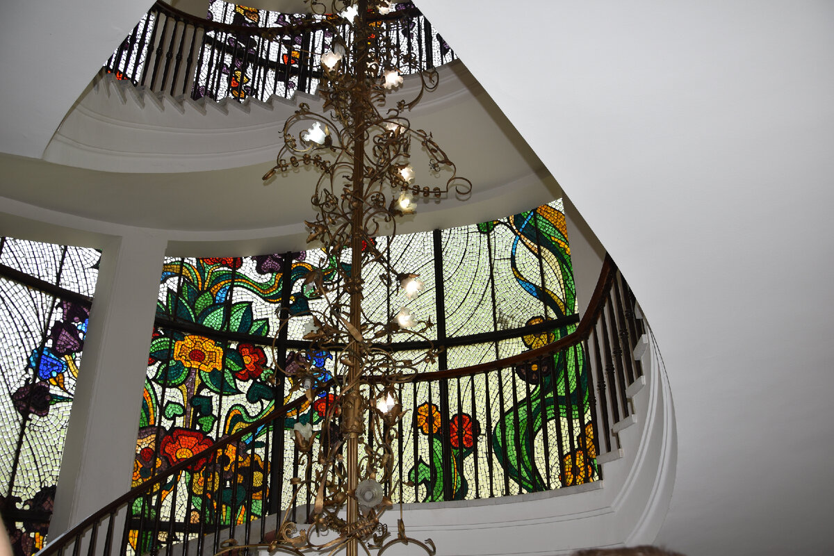 Люстра работы З. Церетели на даче Горбачева, Абхазия