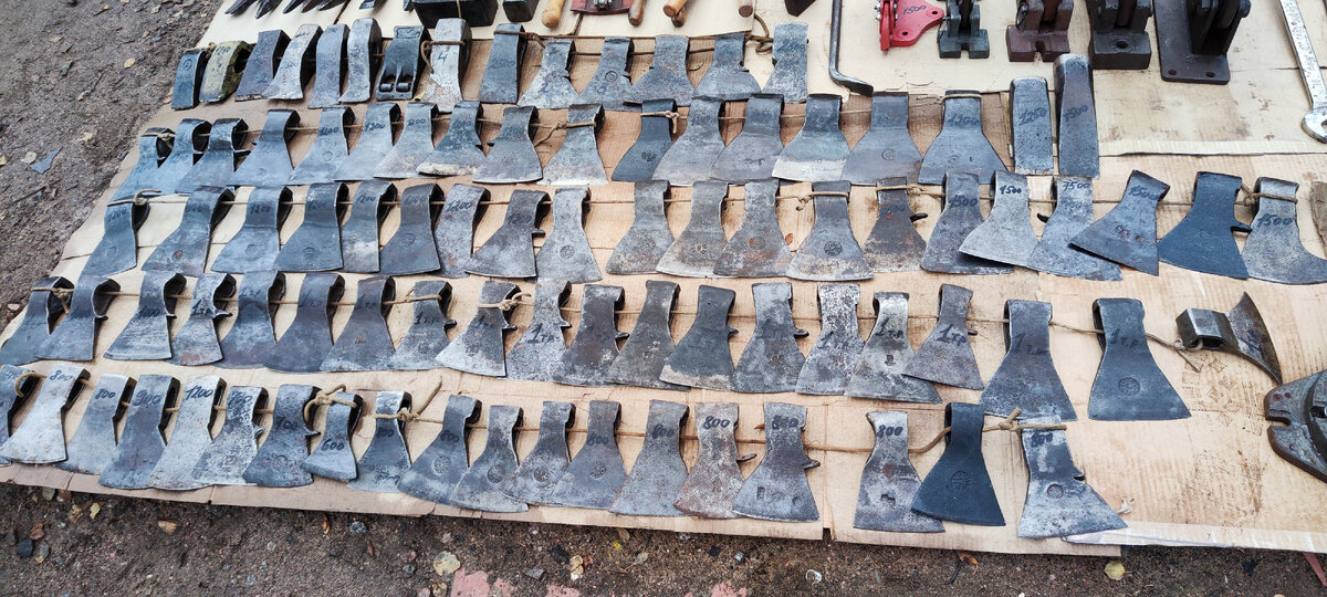 Развал с топорами