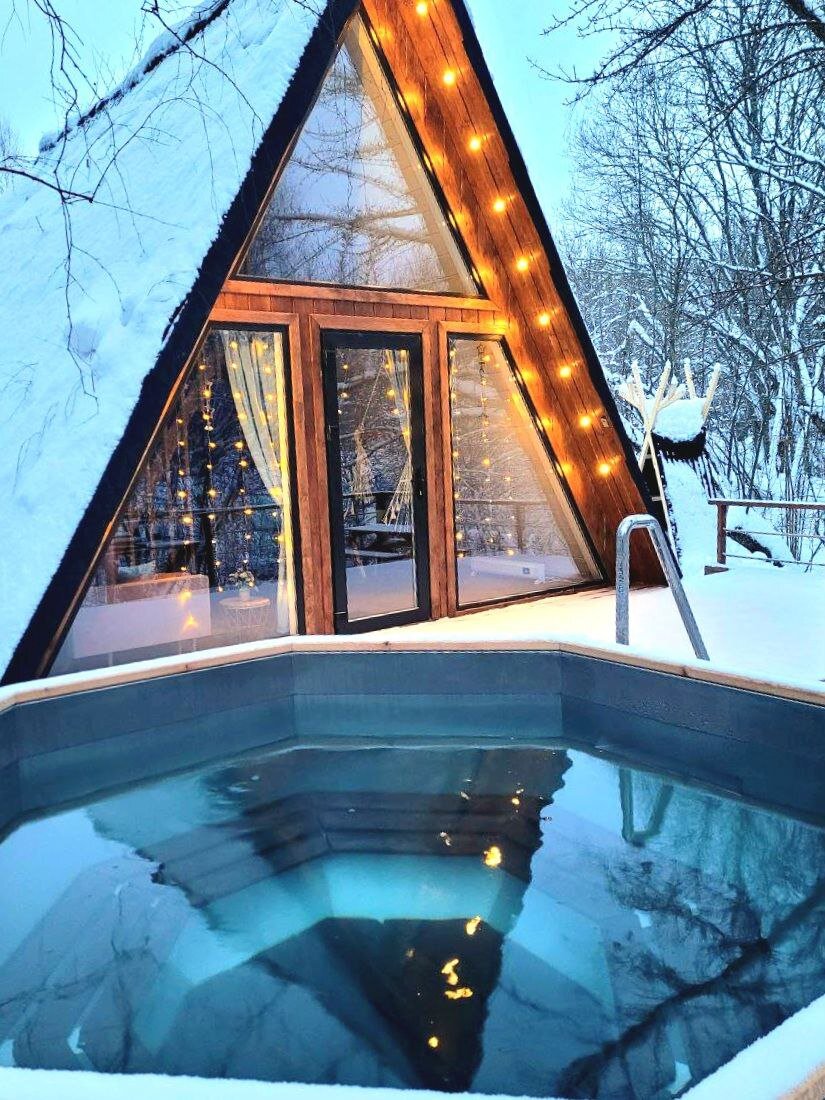 Синий дом с горячим чаном морозным вечером в лесном глэмпинге  ОЛЕНЬ в Тульской области