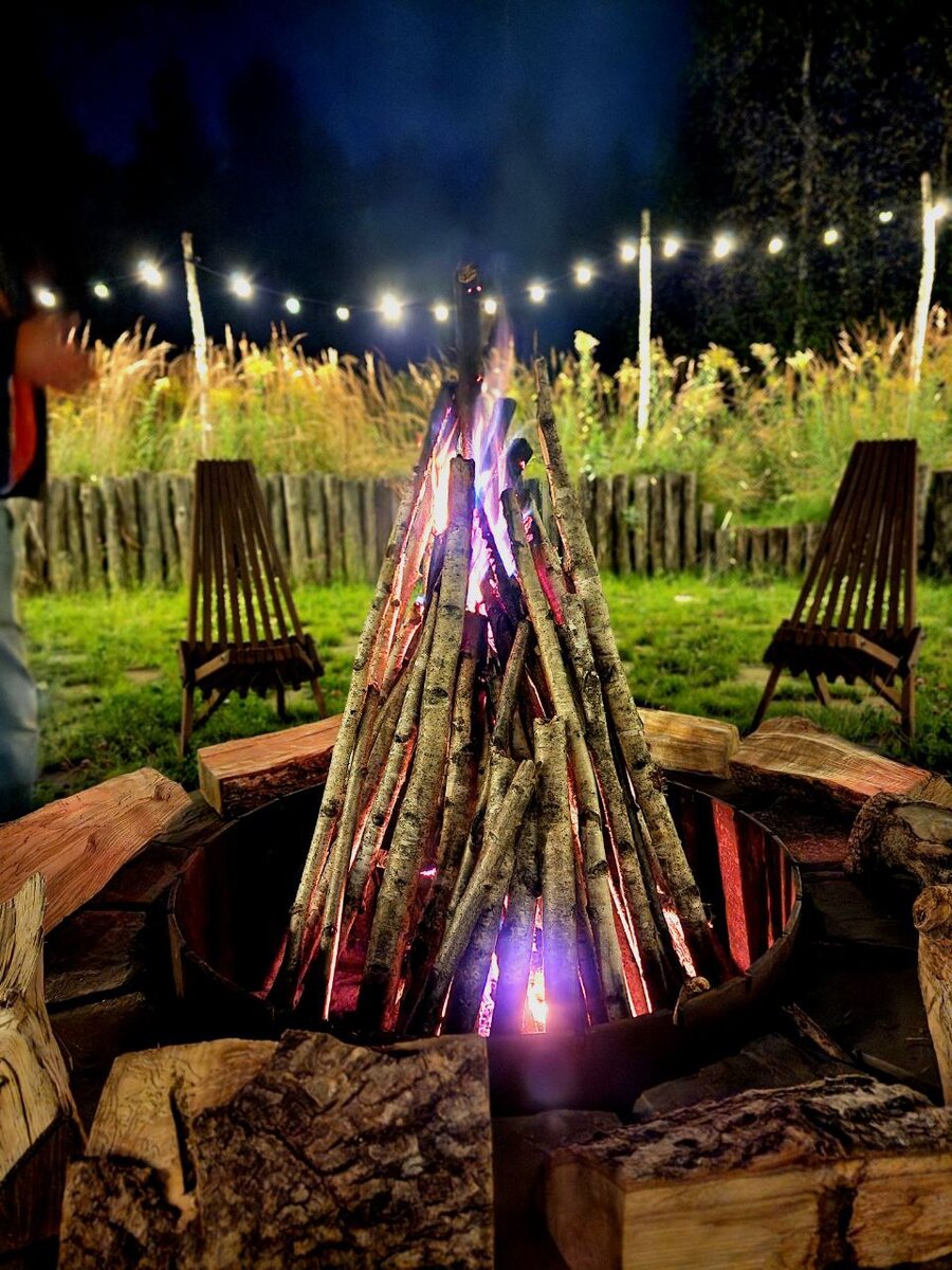 Костровище в лесном отеле Олень. 