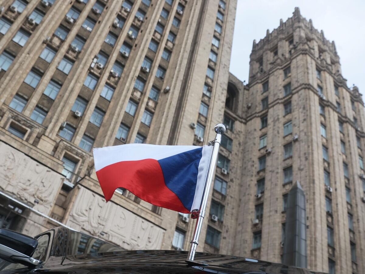    Автомобиль посла Чехии в РФ Витезслав Пивонька возле здания МИД РФ в Москве© РИА Новости / Виталий Белоусов