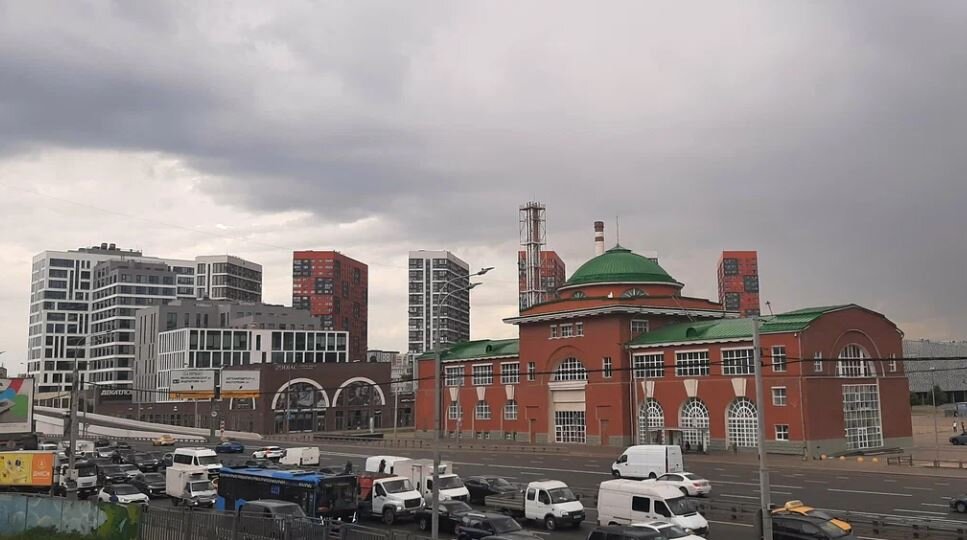 Вид на бывшую территорию завода "ЗиЛ" с ТТК. Справа — бывшее здание заводоуправления.