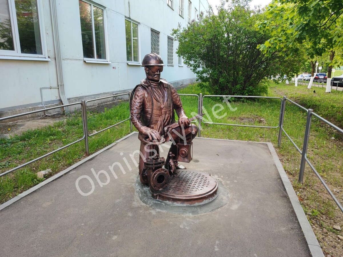 Памятник сантехнику в Обнинске