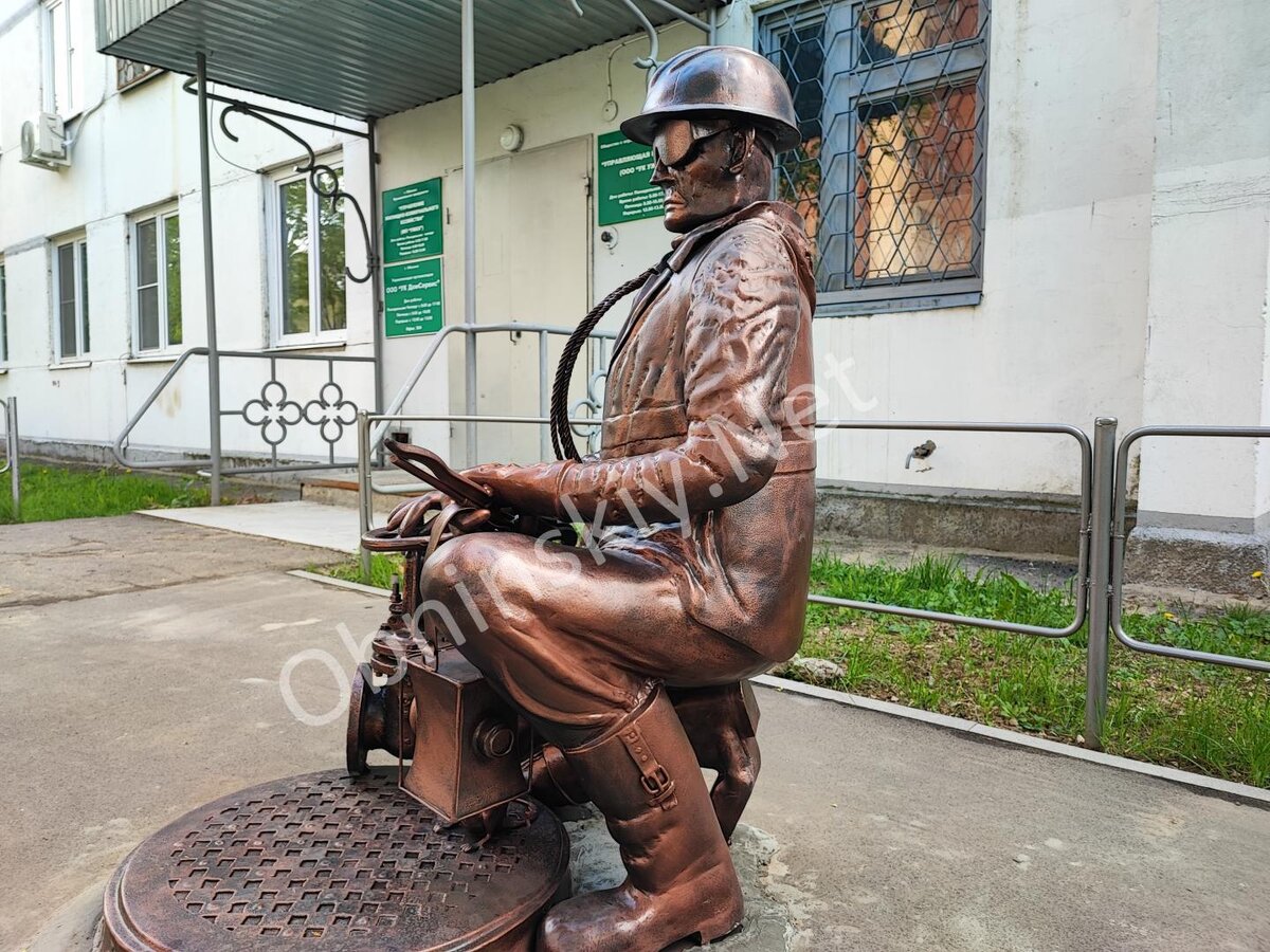 Памятник сантехнику в Обнинске