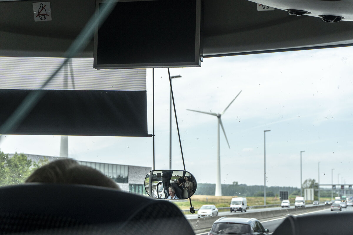 Сквозь окошко можно увидеть те самые вертушки.