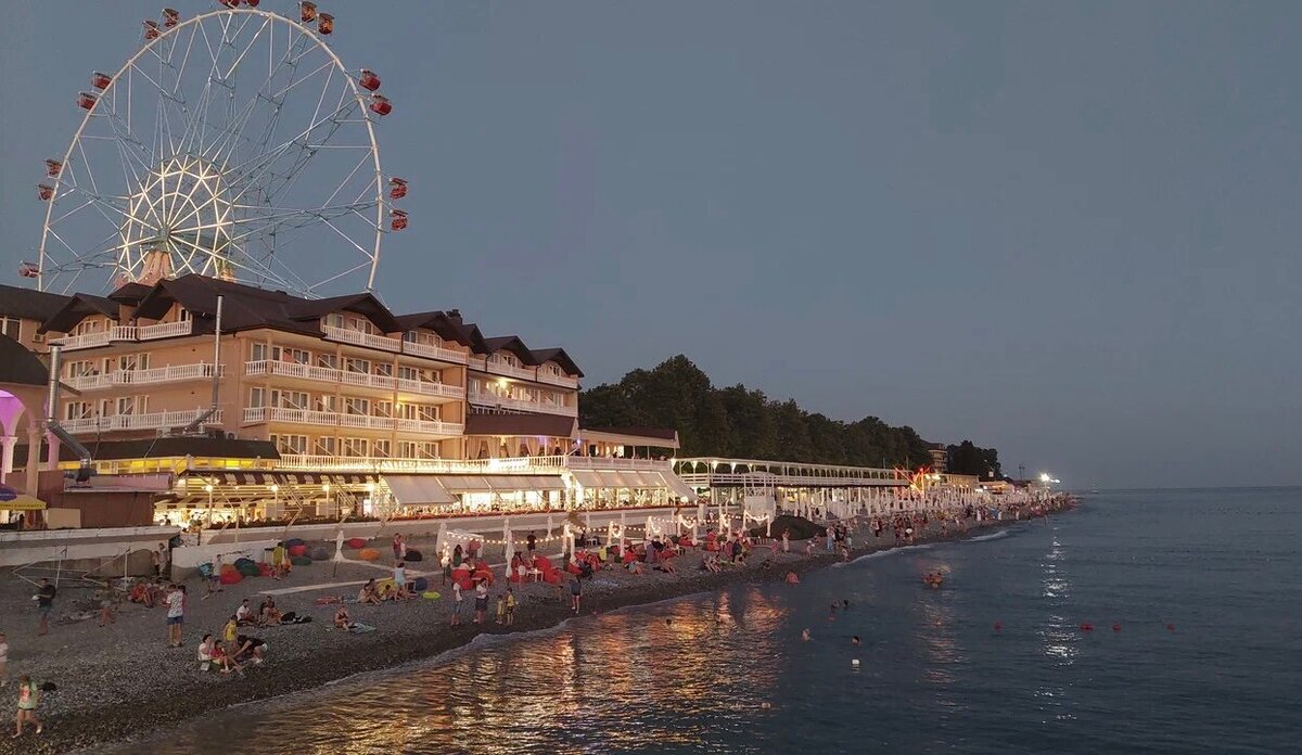 От пляжа набережная отделена белыми балюстрадами. В некоторых местах есть лестницы, по которым можно спуститься к морю. Источник фото: Яндекс Карты. Автор: Татьяна Ульянова