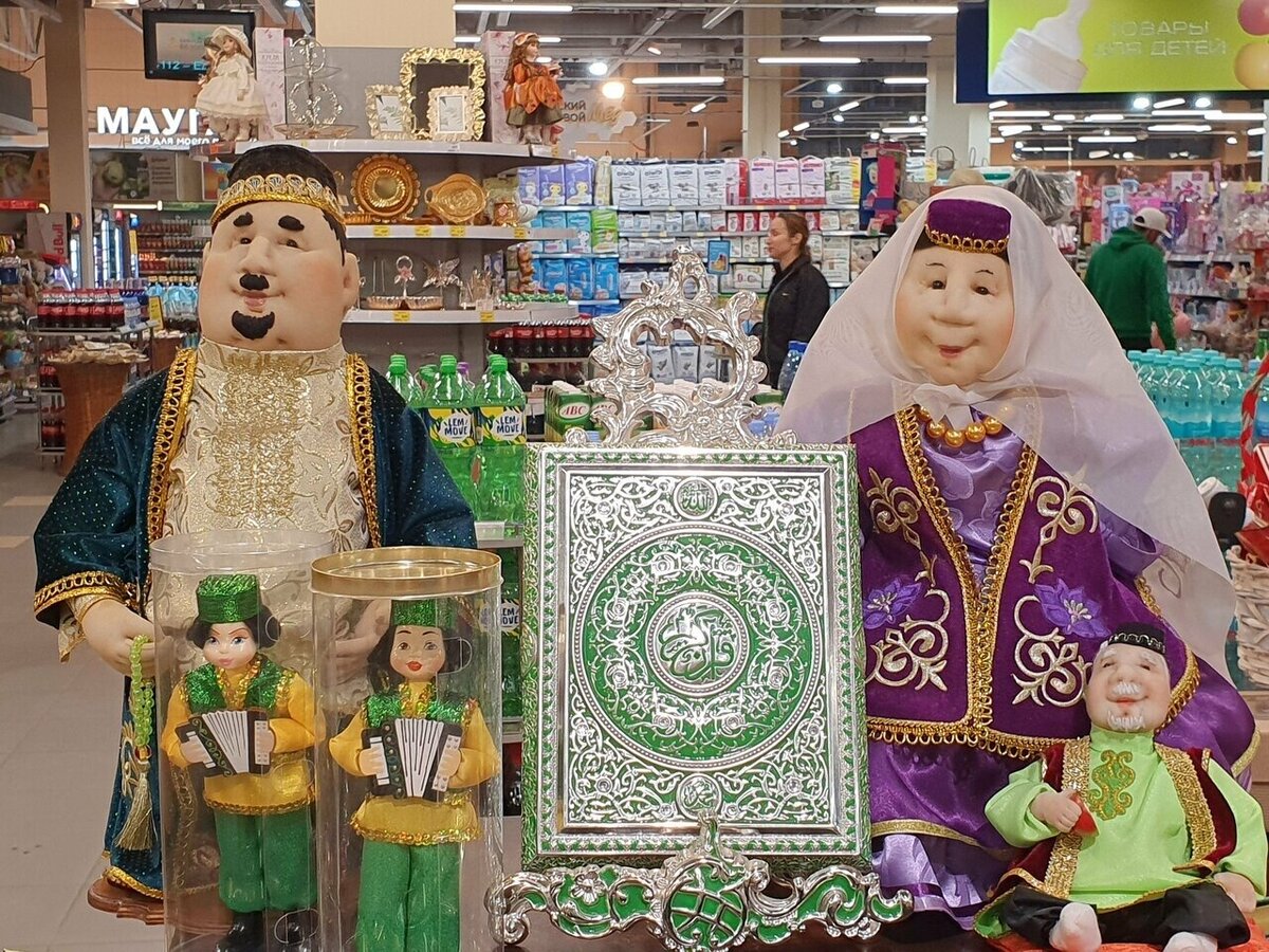 Кроме халатов, из национальной одежды частенько везут жилетки из бархата, расшитые узорами. Фото: Ирина Серебряницкая / Яндекс Карты