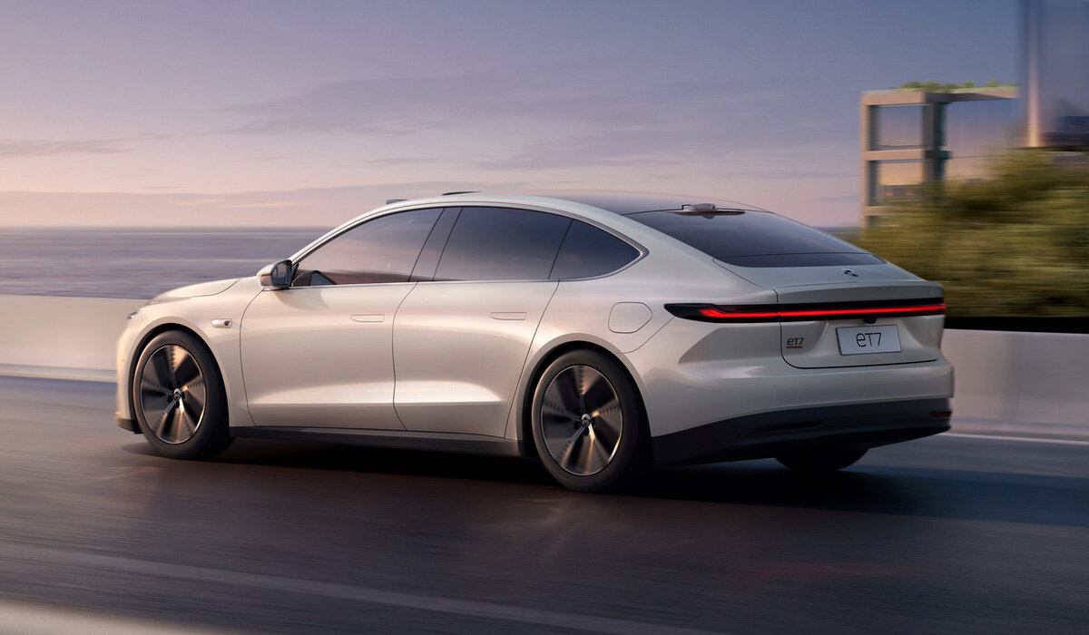 Nio ET7 — довольно крупный седан мощностью 653 л.с.