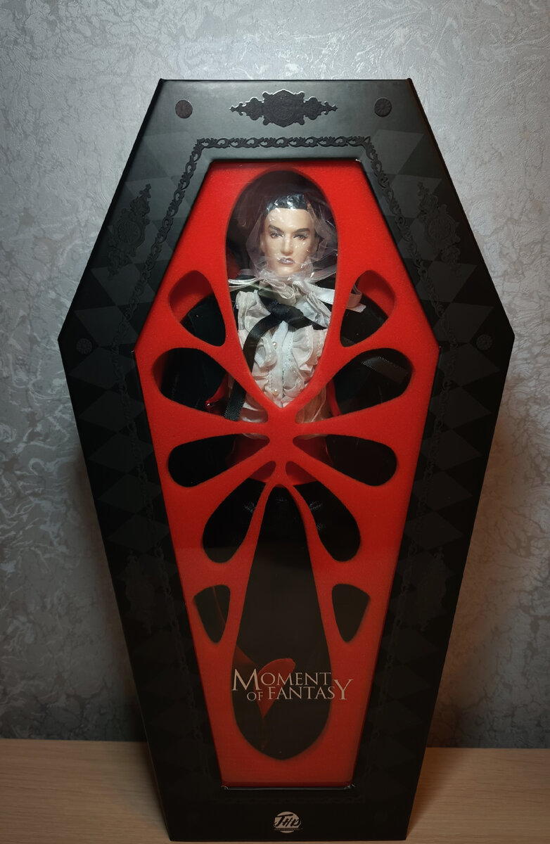 На голове у Дракулы была не только защитная сеточка, но и пакет. Выглядело это, конечно, странно. 