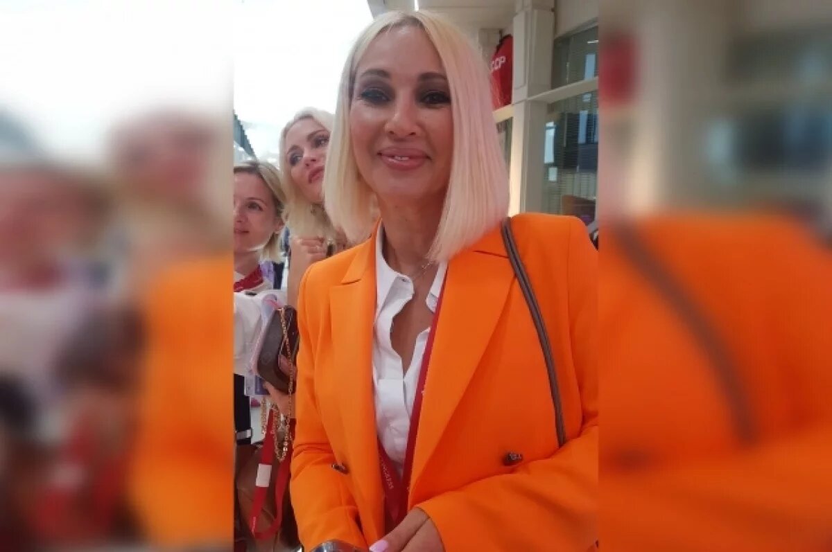    Лера Кудрявцева прикинулась официанткой, которую укусил Кологривый