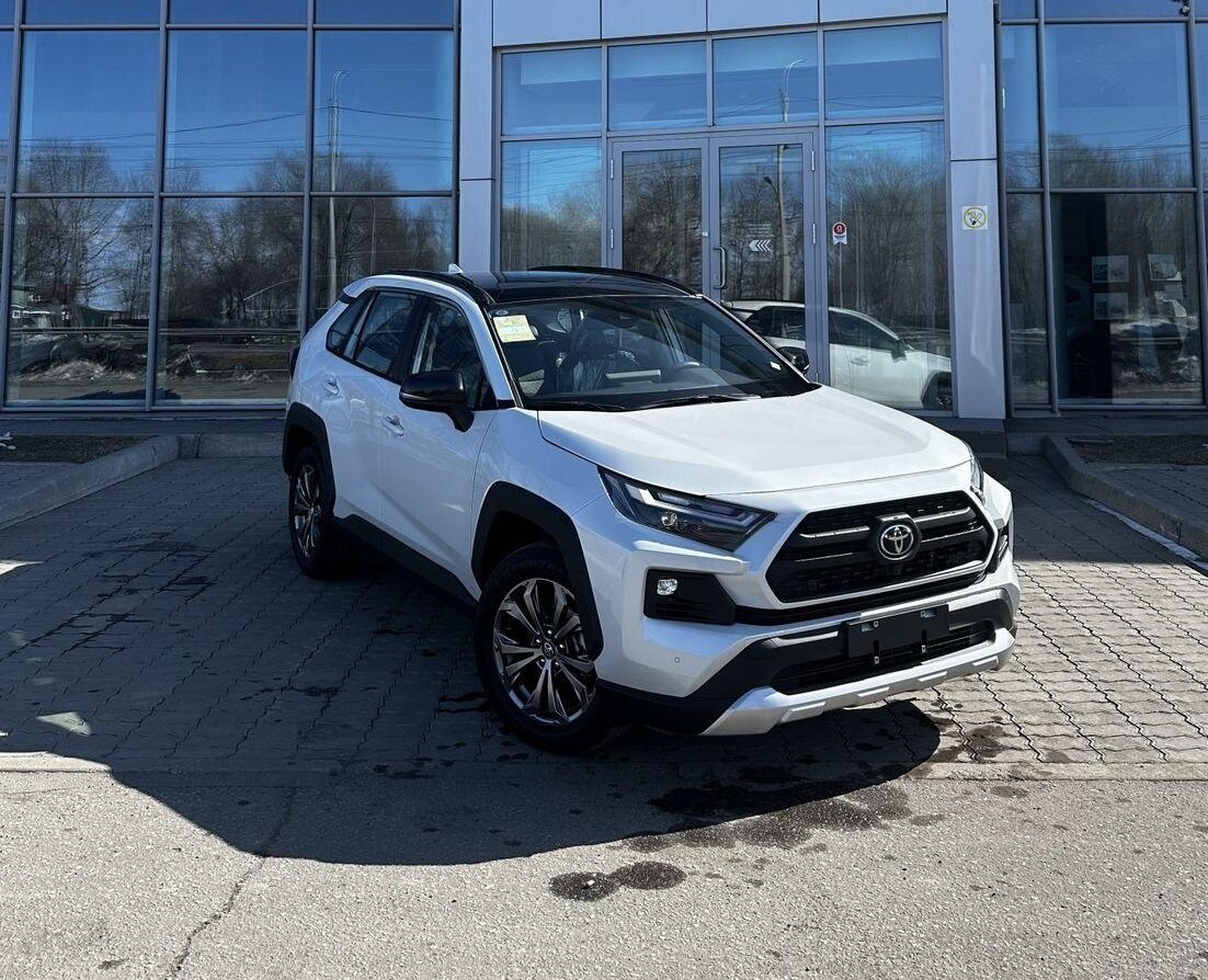 Toyota RAV4 в России в представлении не нуждается, кроссовер автомобилистам России хорошо знаком и до 2022 года продавался в нашей стране официально.