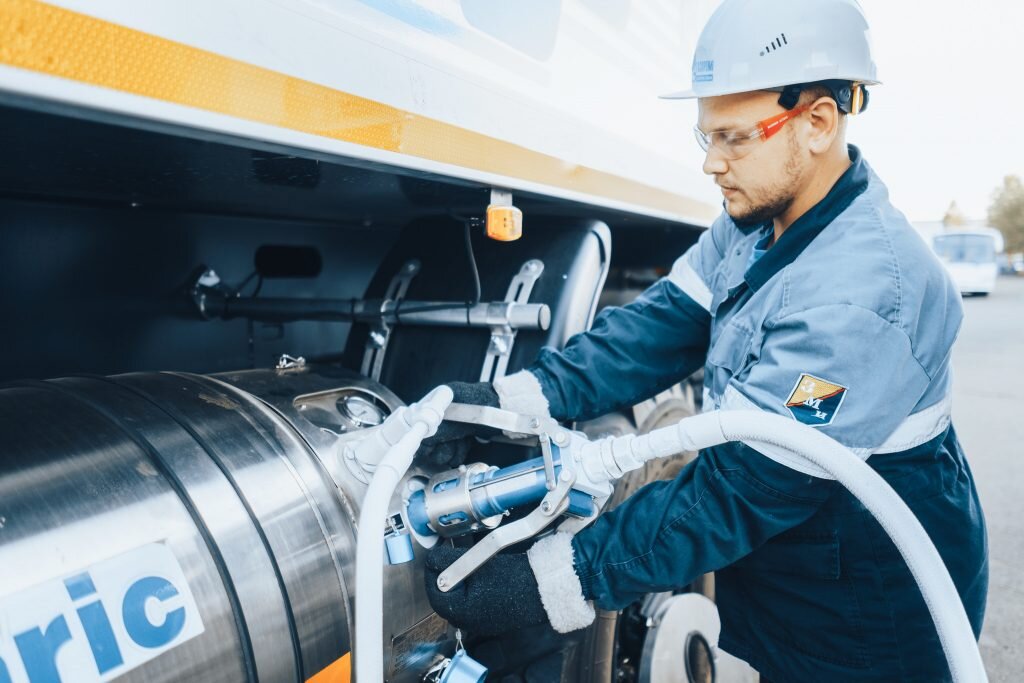   Заправка газомоторным топливом. Фото: gazprom.ru. Анна Камалова