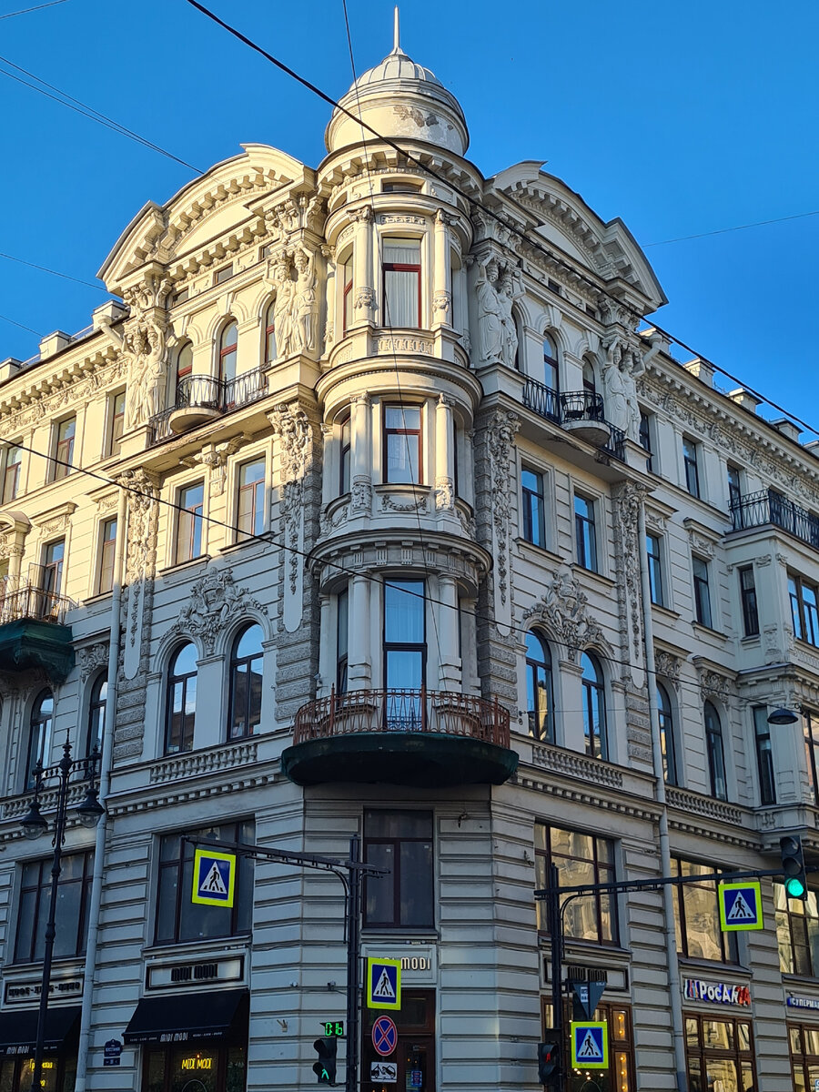 Фото: Парадная гостья