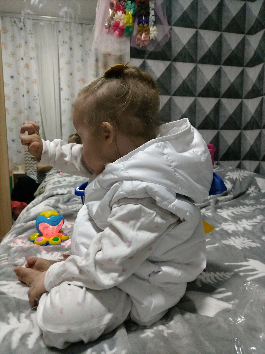 Меряем перед сном новую одежду.