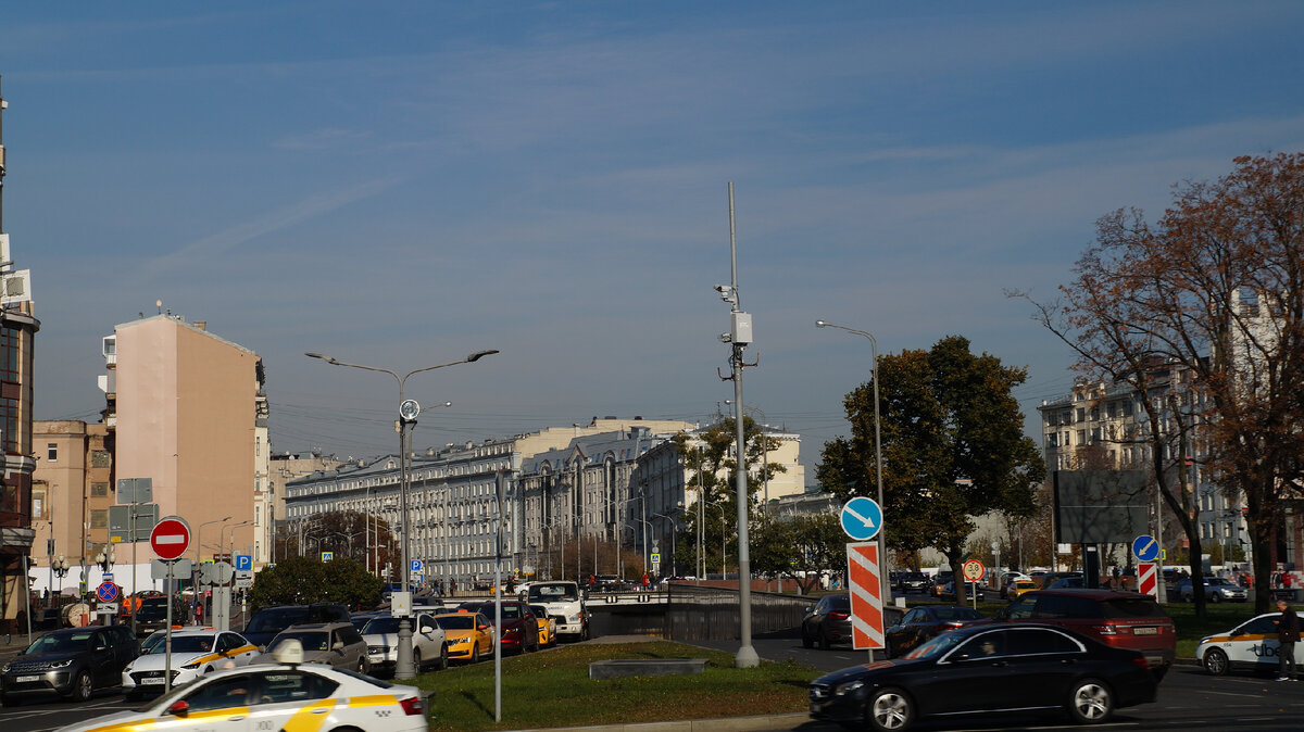 Немного суетная Арбатскя площадь....