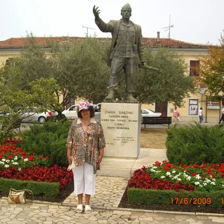 Около памятника национальному герою Хорватии