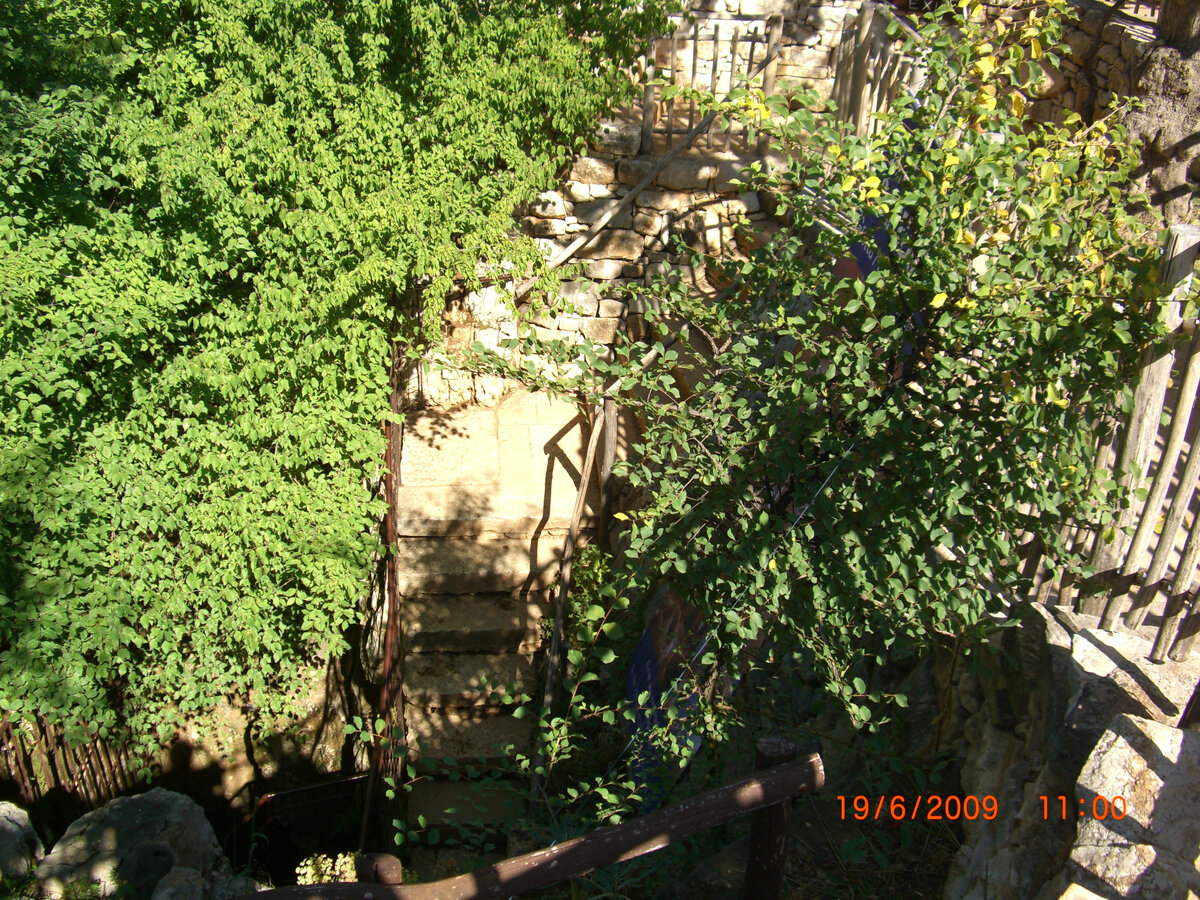 Это вход в пещеру