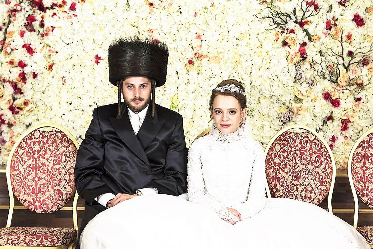 Кадр из сериала "Неортодоксальная" (2020)