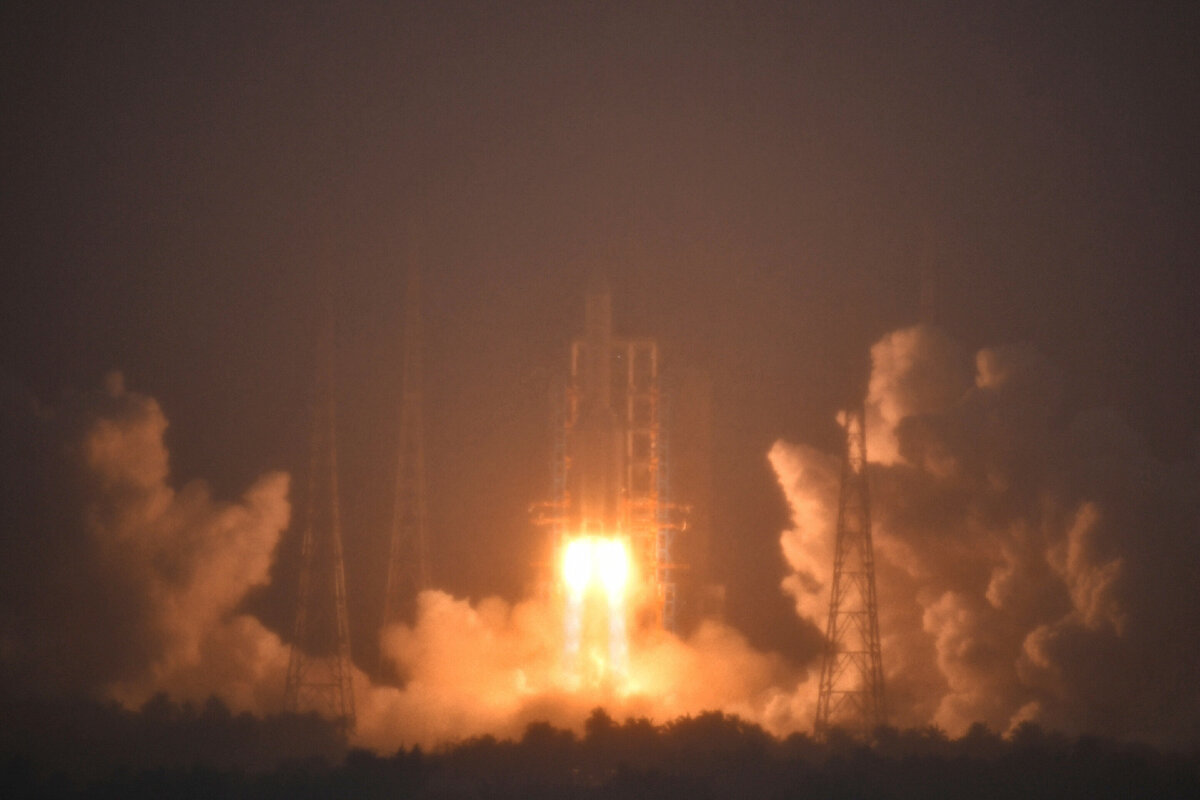 Старт ракеты Long March-5 с лунной станцией «Чанъэ-6».