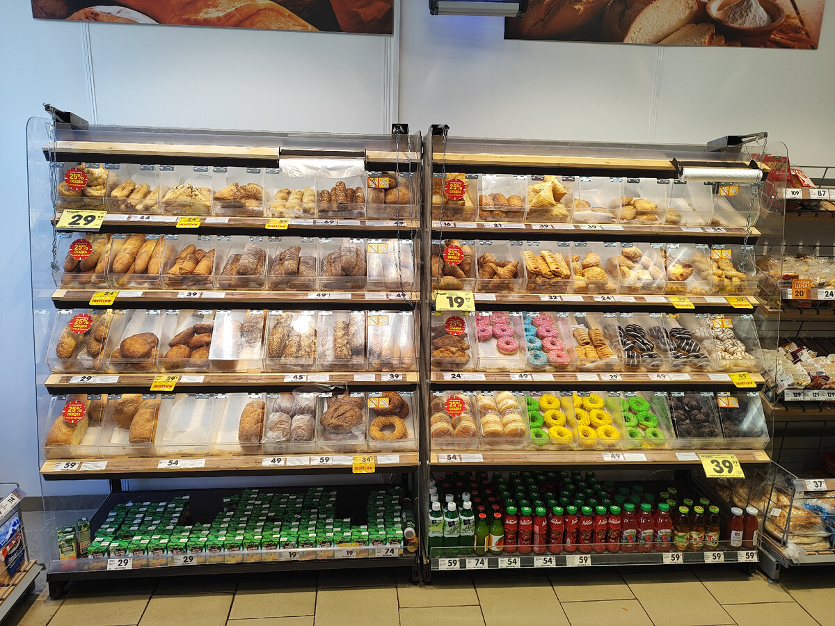 Ассортимент выпечки в универсаме "Верный".