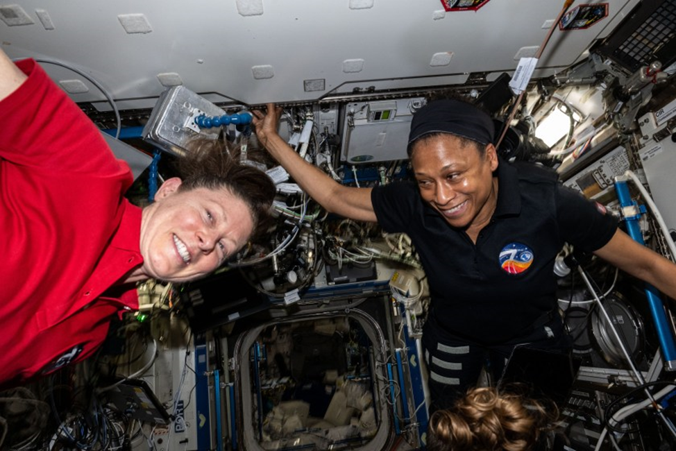 Трейси Колдвелл-Дайсон и Джаннет Эппс на станции. Фото: nasa.blog.com