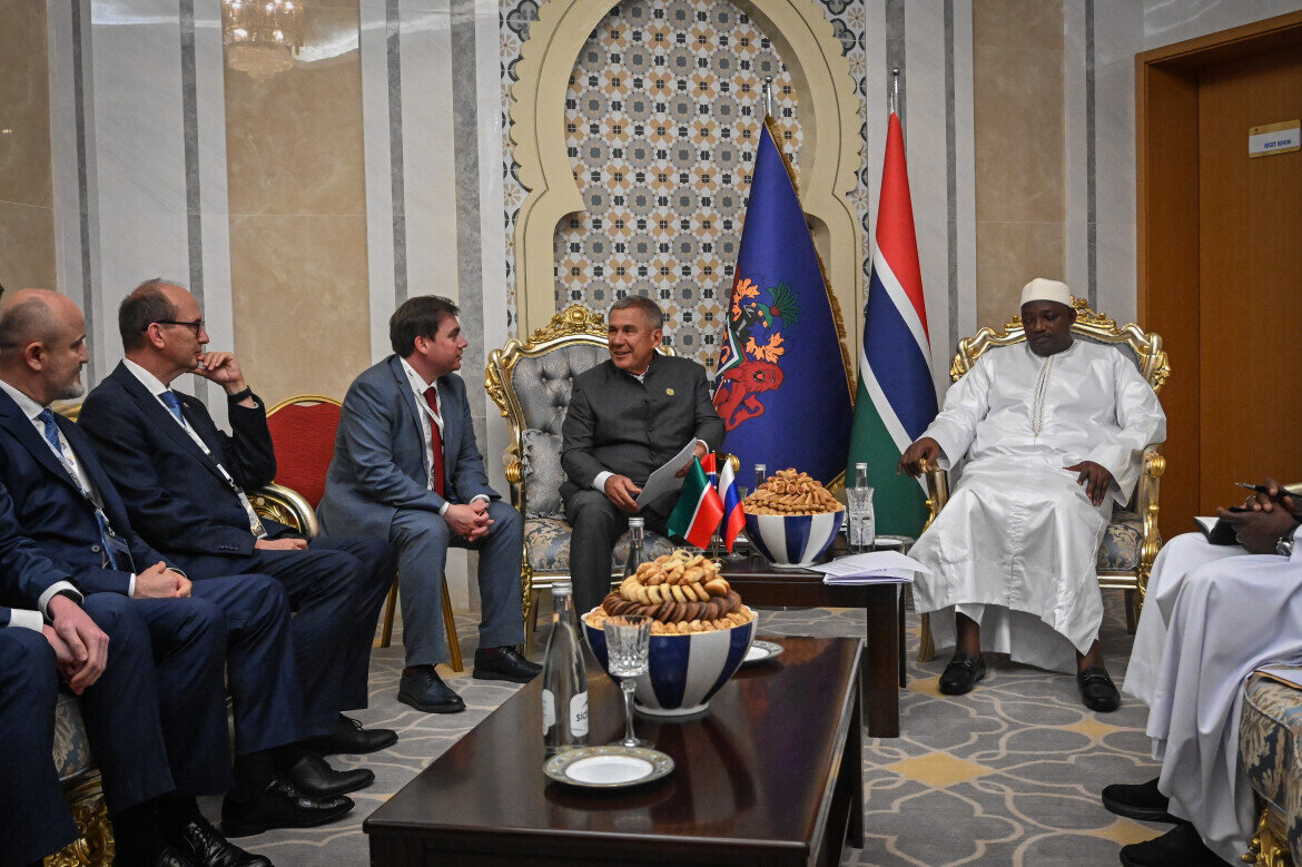 ​«Отношения России с африканскими государствами всегда развивались в конструктивном русле» (на снимке – встреча Рустама Минниханова и Президента Гамбии Адамы Бэрроу)