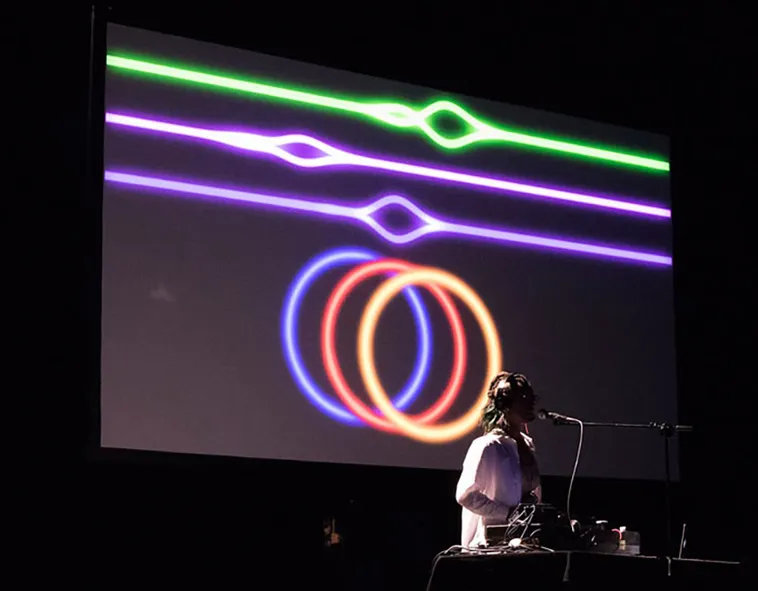 Слышишь музыку, а она для тебя воспринимается в виде фигур, линий, цветных пятен. // * Все изображения в этой статье из открытых источников Интернета.