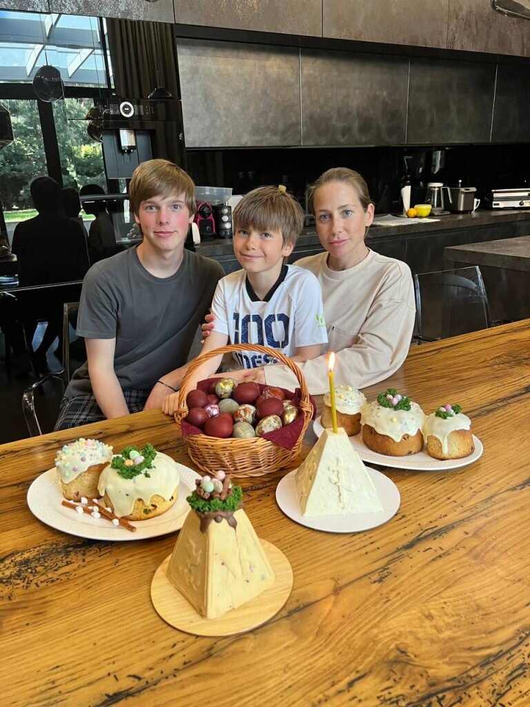    Юлия Барановская с сыновьями редакция RTWeek