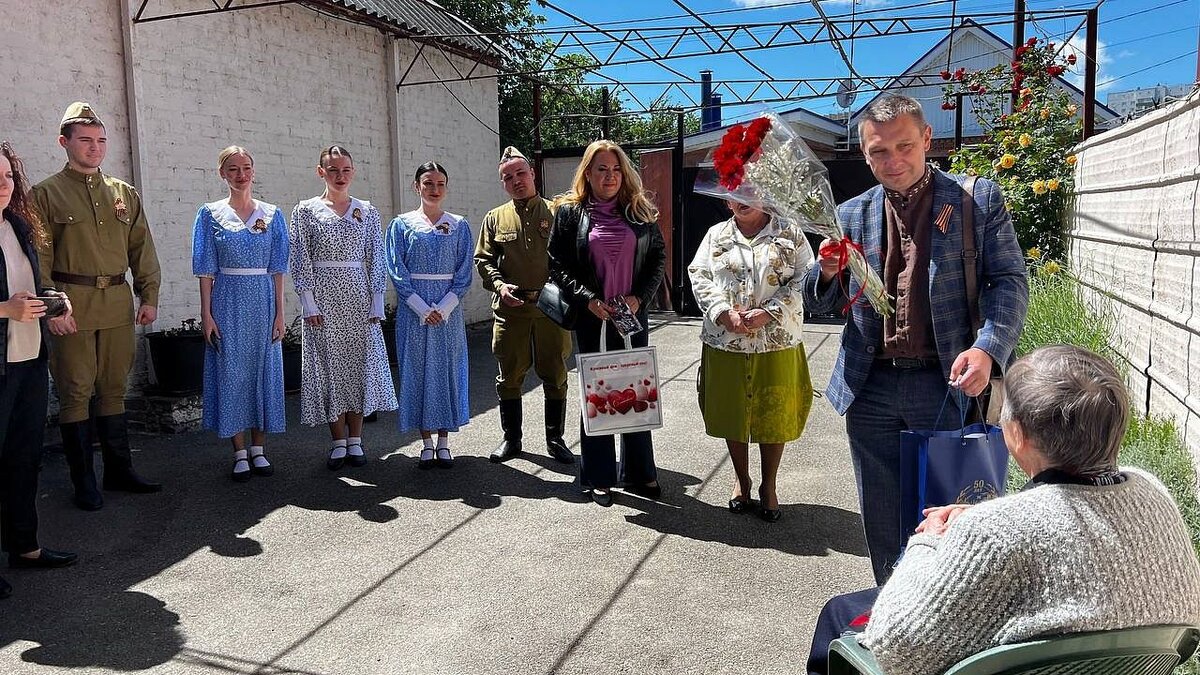 В Краснодаре стартовали концерты у домов ветеранов | Краснодар. Новости |  Дзен