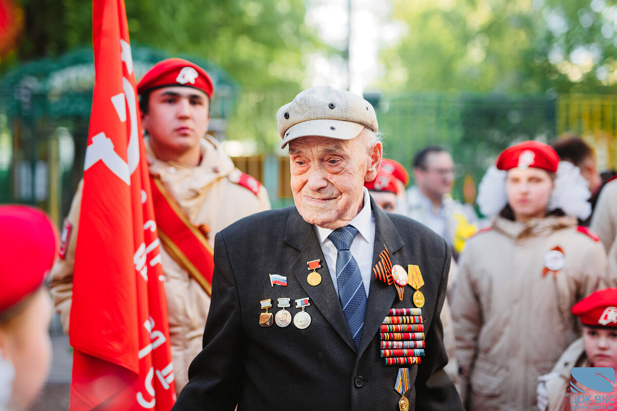 03.05.2024 г. Накануне Дня Великой Победы сотрудники и участники клубных формирований Центрального офицерского клуба Воздушно-космических сил и юнармейцы Школы Почетного Караула города Москвы (рук.-3
