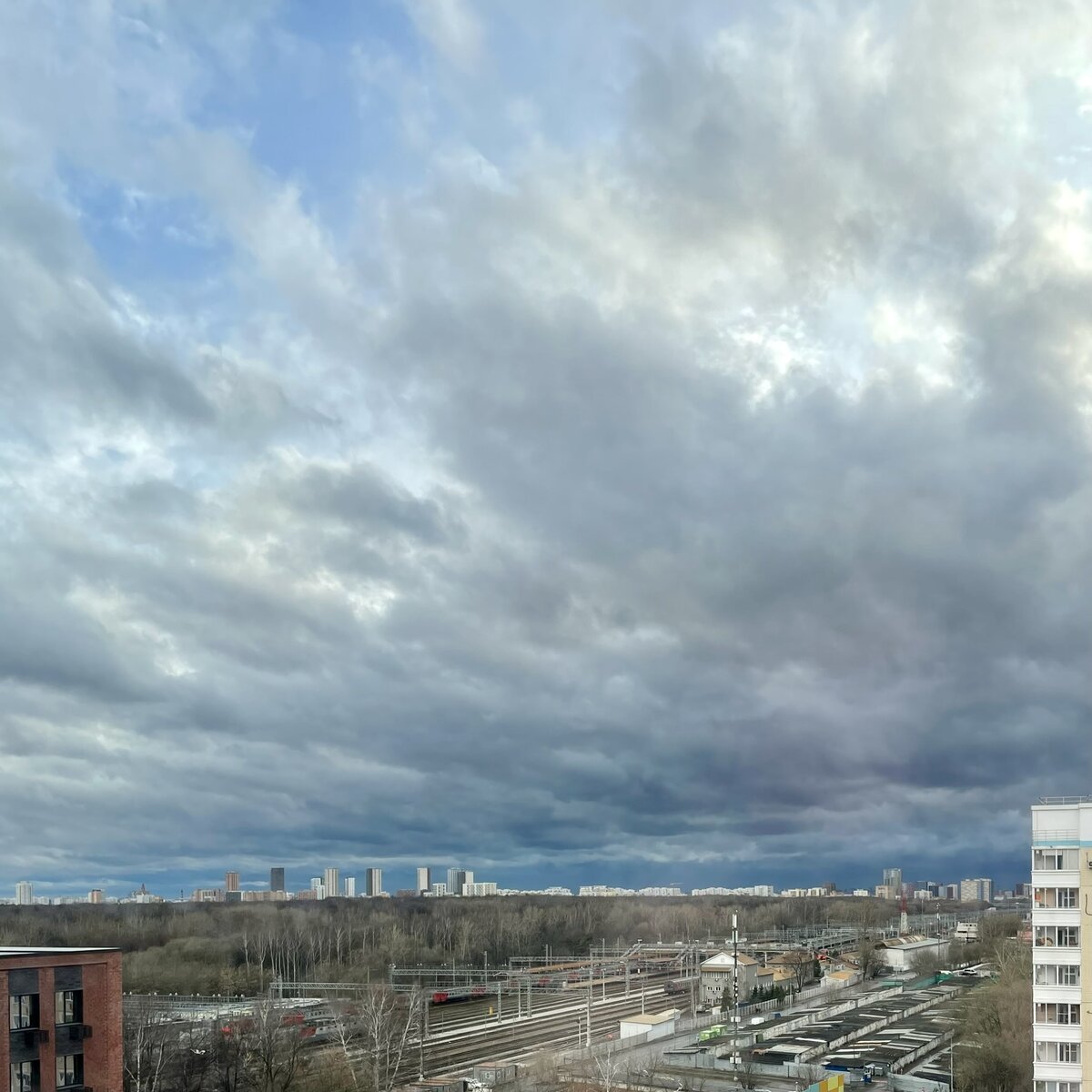 Вид из моего окна. Небо грозовое нависло над городом.