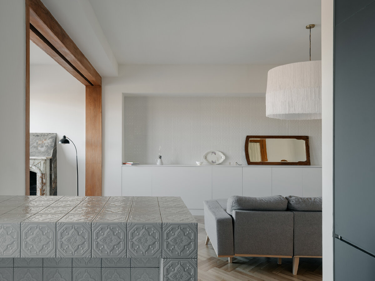 Гостиная со стороны кухни. Абажур в гостиной сделала хозяйка квартиры.