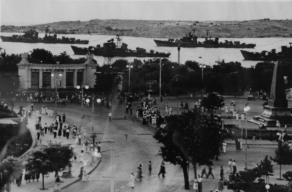 Севастополь. Площадь Нахимова. С яндекс-картинки https://1l1.su/WMA4