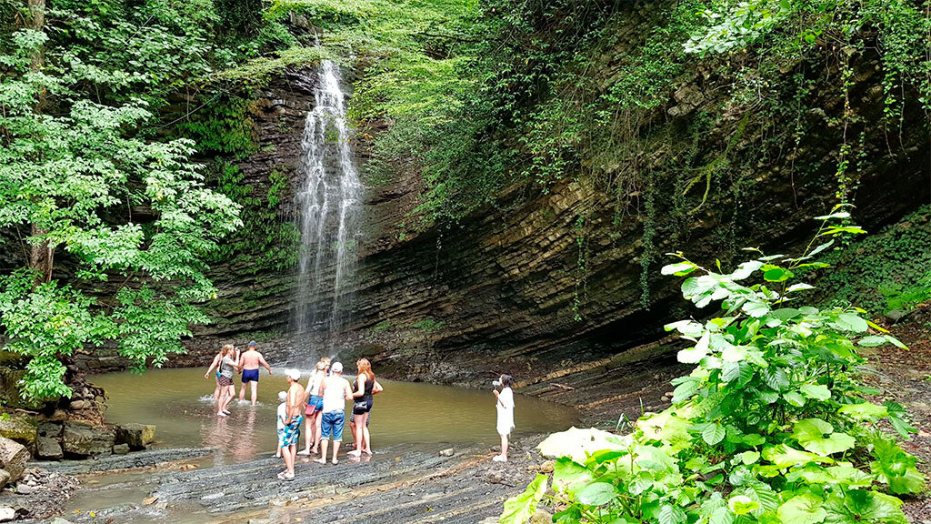 Ущелье ведьм в горах рядом с посёлком Лоо /фото с сайта traland.ru/