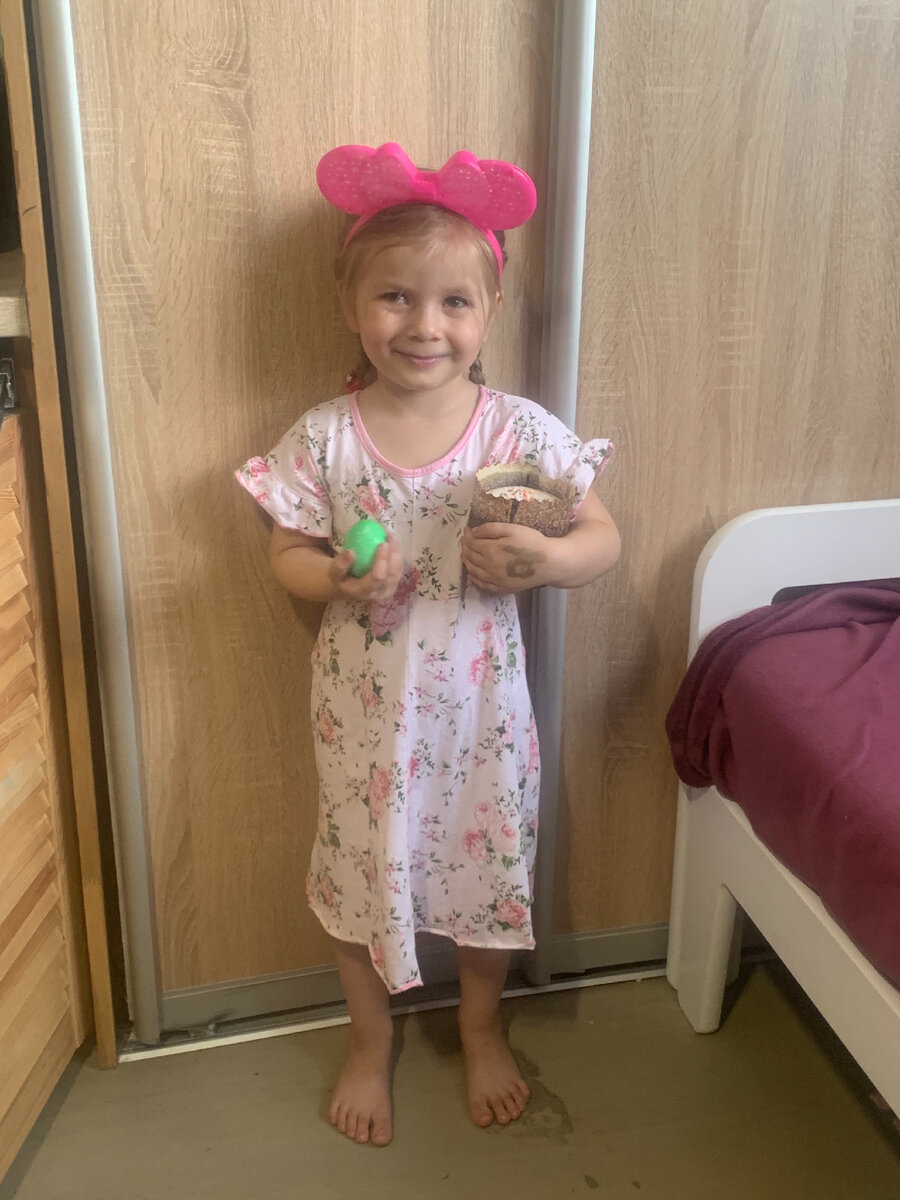 Приготовилась к соседке идти. С яйцом и куличом