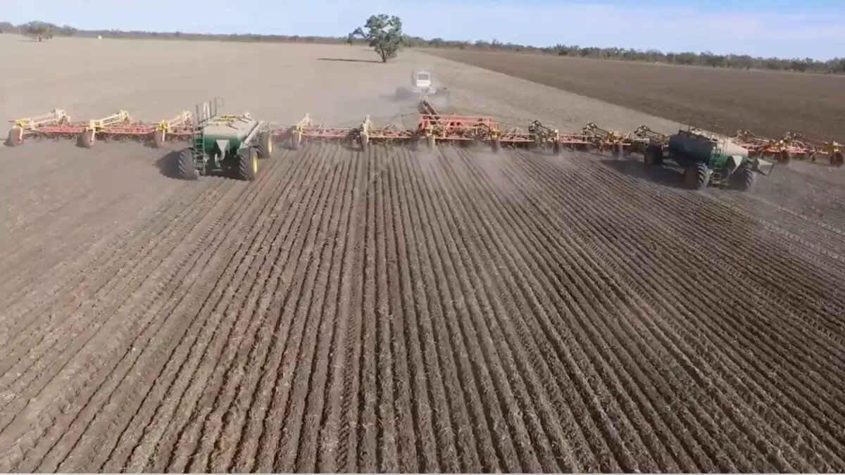 Фото: i.vimeocdn.com 65-метровый посевной комплекс на полях Австралии