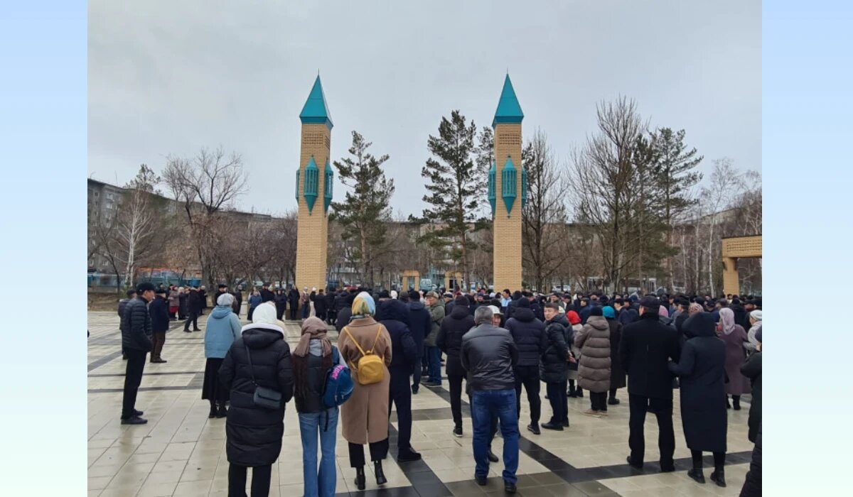 Люди собрались на прощание с Салтанат Нукеновой у мечети. Фото Tengrinews.kz