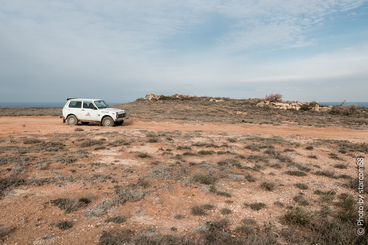 Это типичное для восточного чинка Устюрта кладбище показано на двухкилометровке