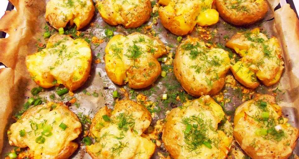 Запеченный «мятый» картофель с чесноком