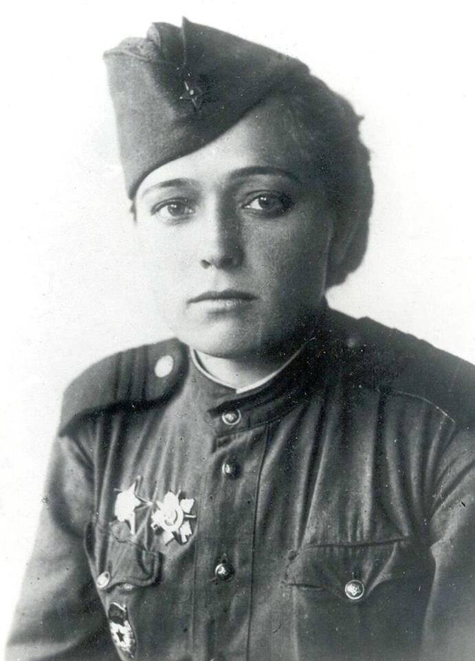 Данное фото ещё более десяти лет назад я сам отсканировал из личного фотоальбома ветерана 130-го корпуса Бируты Яновны Чаша, которая служила вместе с Валентиной и много мне о ней рассказывала... 
